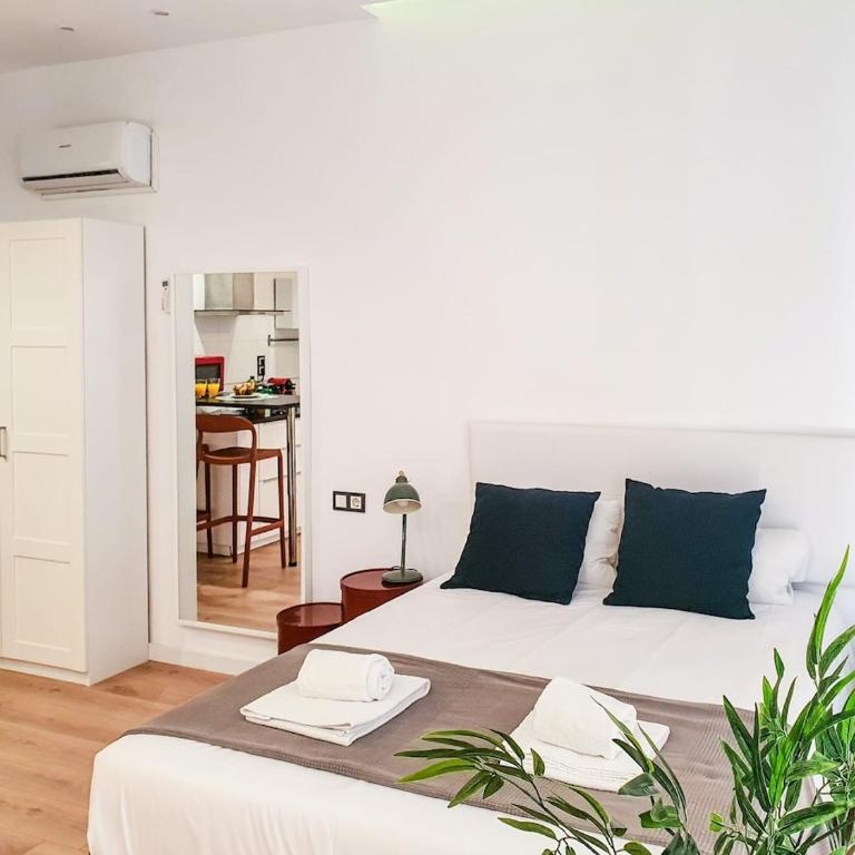 Modern Studio with Pool - Málaga Center - One-Bedroom Apartment - 8