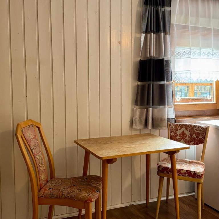 SKILL Mountain Lodge - Ski und Bike Hostel im Sommer mit JOKER CARD - Standard Zweibettzimmer mit Gemeinschaftsbad - 11