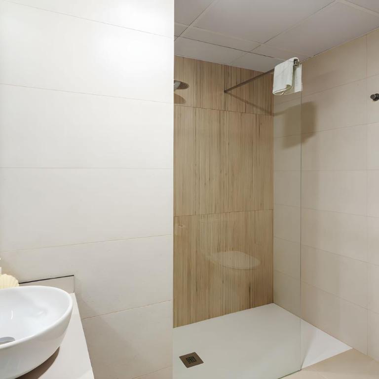 Tossa Beach Center - Habitación Doble con balcón - 1 o 2 camas - 3