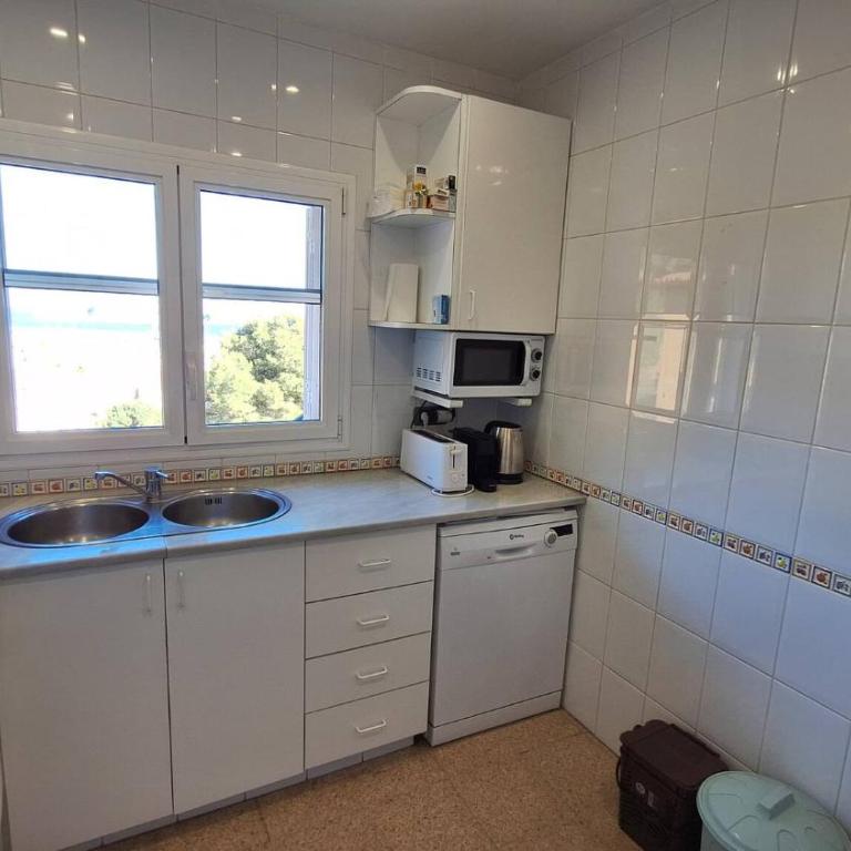 Mediterrània 21 - Three-Bedroom House - 31