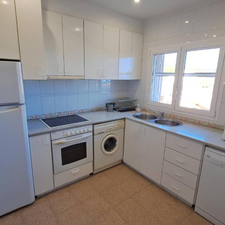 Mediterrània 21 - Three-Bedroom House - 33