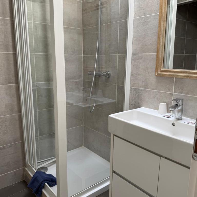 Hotel Azur - Chambre Double Économique - 9