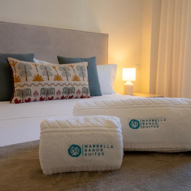 MARBELLA BANUS SUITES - Banús-Nueva Andalucía - Premium Renovated 2BR - 2BA Apartment - Outdoor Terrace w Mountain Views - Brand-New Furniture, Décor & Appliances - Dama de Noche Urb- S Pools - Only 1,5 K m from Puerto Banús - Ideal for Familie - Two-Bedroom Apartment with Mountain View - 28