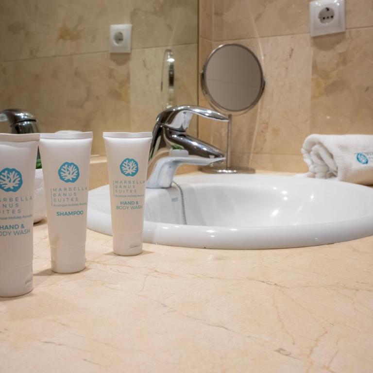 MARBELLA BANUS SUITES - Banús-Nueva Andalucía - Premium Renovated 2BR - 2BA Apartment - Outdoor Terrace w Mountain Views - Brand-New Furniture, Décor & Appliances - Dama de Noche Urb- S Pools - Only 1,5 K m from Puerto Banús - Ideal for Familie - Two-Bedroom Apartment with Mountain View - 36