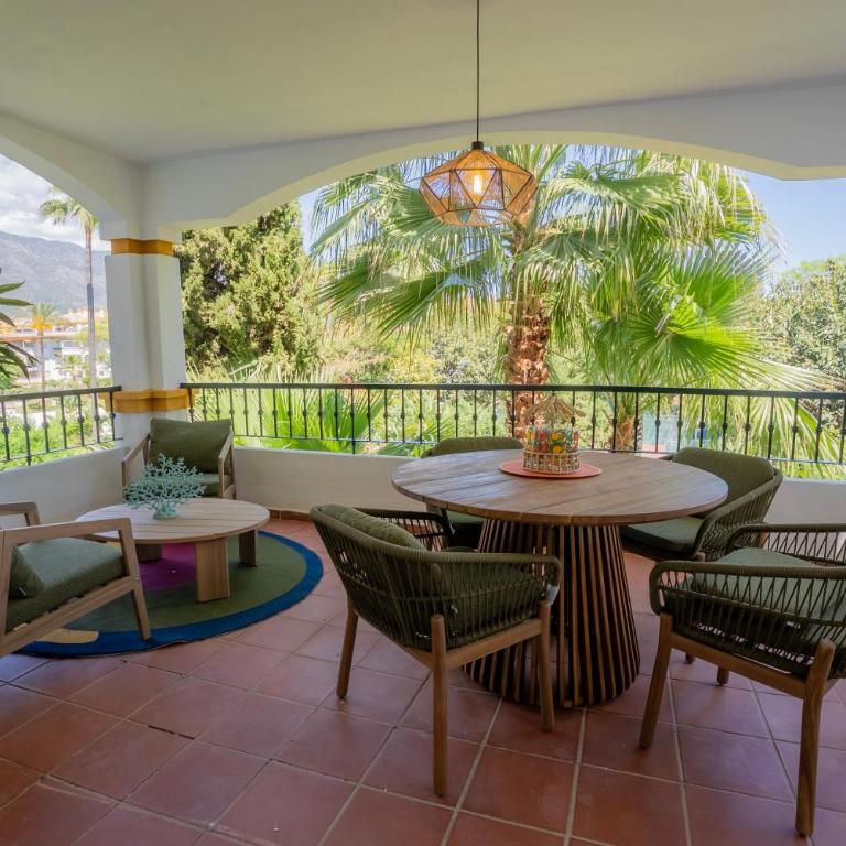MARBELLA BANUS SUITES - Banús-Nueva Andalucía - Premium Renovated 2BR - 2BA Apartment - Outdoor Terrace w Mountain Views - Brand-New Furniture, Décor & Appliances - Dama de Noche Urb- S Pools - Only 1,5 K m from Puerto Banús - Ideal for Familie - Two-Bedroom Apartment with Mountain View - 34