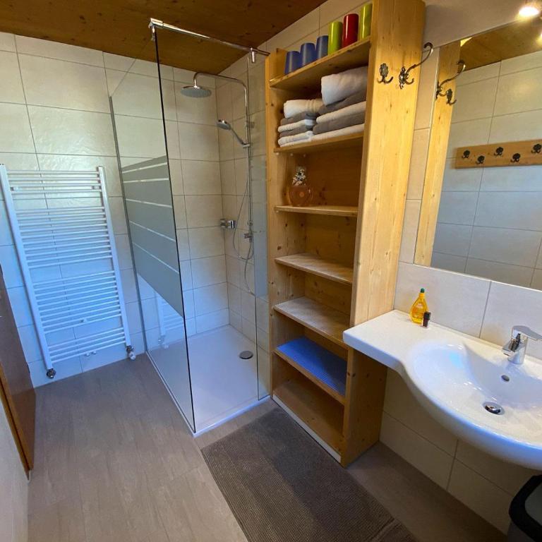 Appartments Hofer - Apartment mit 3 Schlafzimmern und Dusche - 11