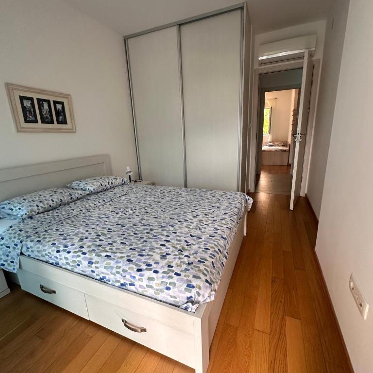 Spectacular Two Bedroom Apartment with Parking - Apartman sa 2 Spavaće Sobe - 1
