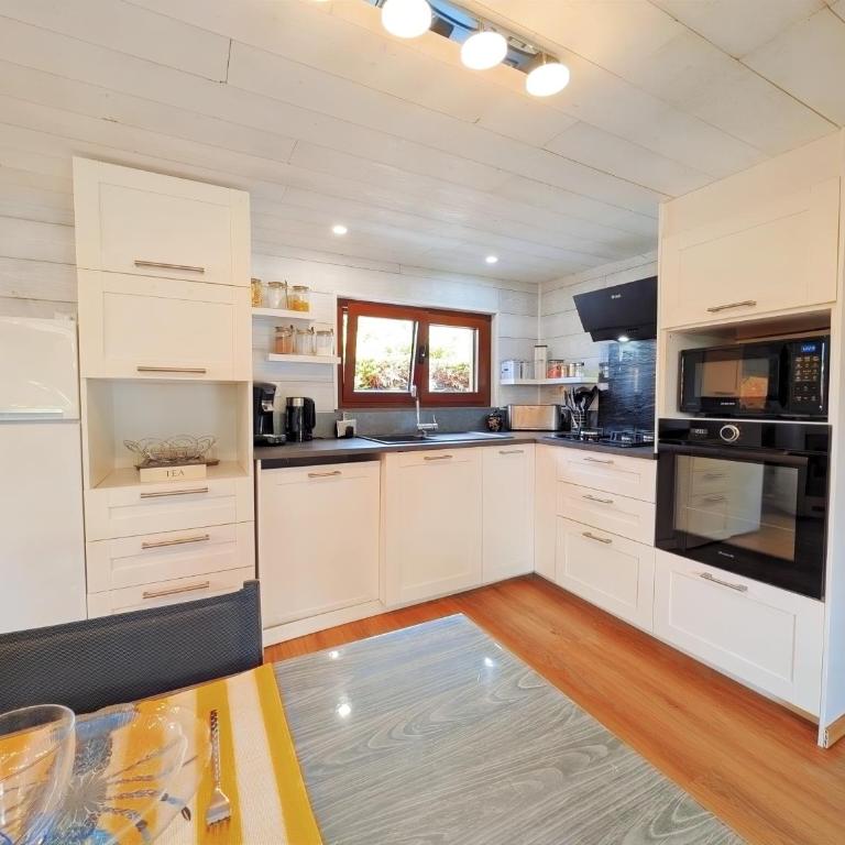 Le Chalet 48 au bord du lac avec piscine & parking gratuit - mer et centre ville à moins de 5 minutes en voiture - Chalet 3 Chambres - 9