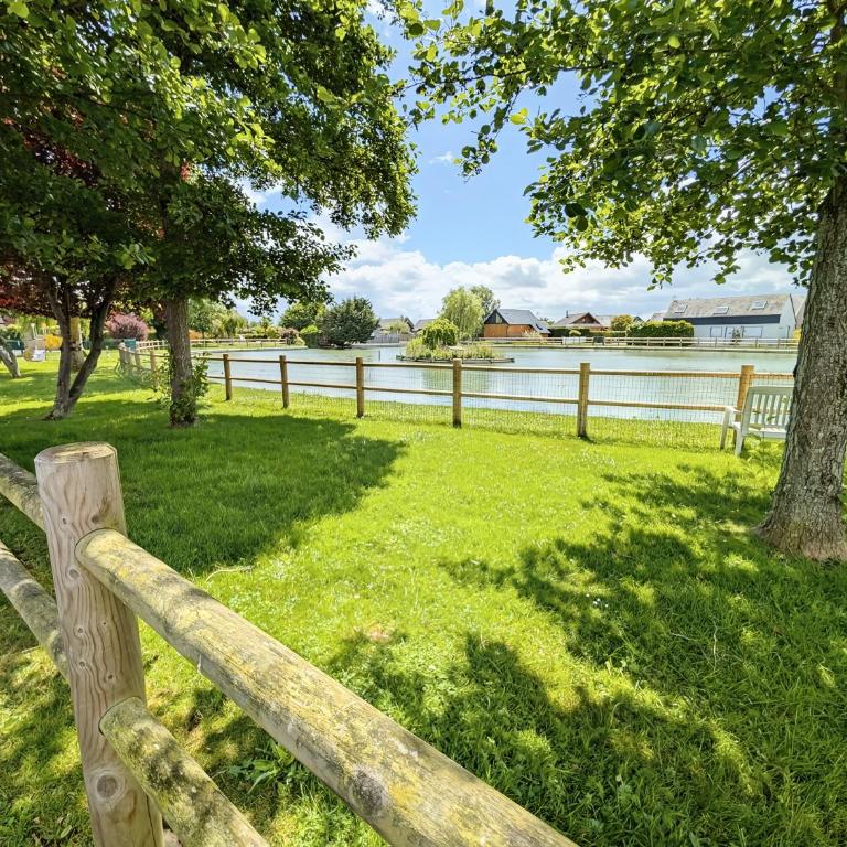 Le Chalet 48 au bord du lac avec piscine & parking gratuit - mer et centre ville à moins de 5 minutes en voiture - Chalet 3 Chambres - 36