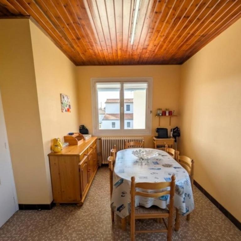 Large 200m Beach House for 14 Guests - Vacation Home - 7
