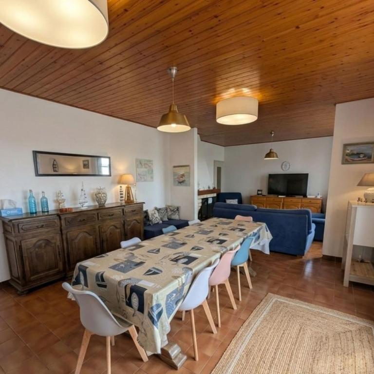 Large 200m Beach House for 14 Guests - Vacation Home - 6