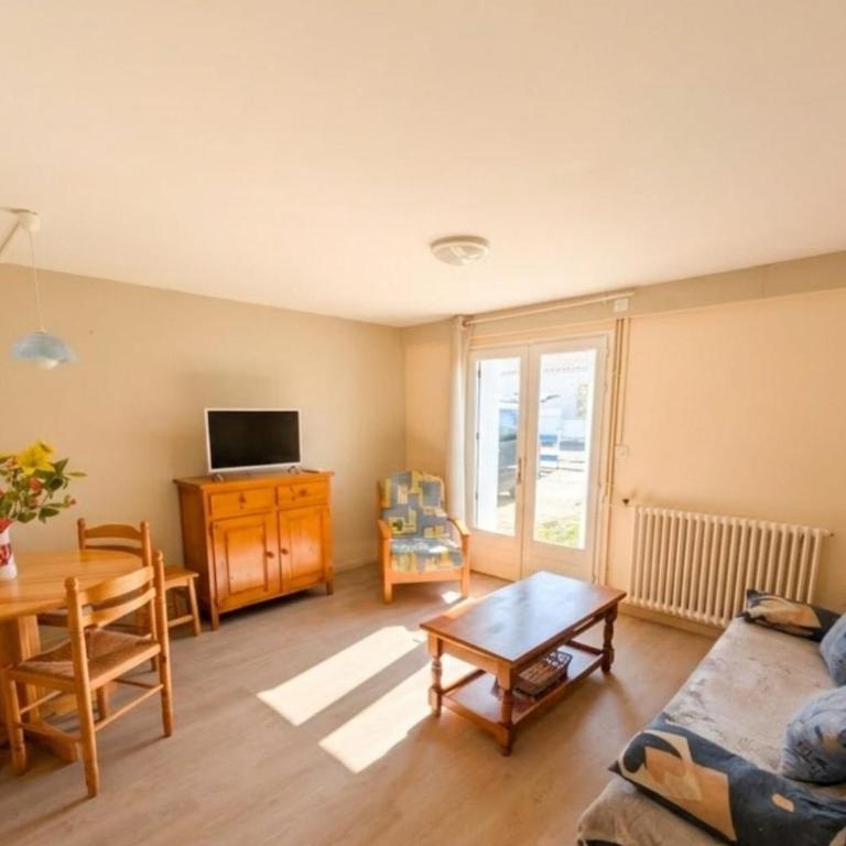 Large 200m Beach House for 14 Guests - Vacation Home - 11