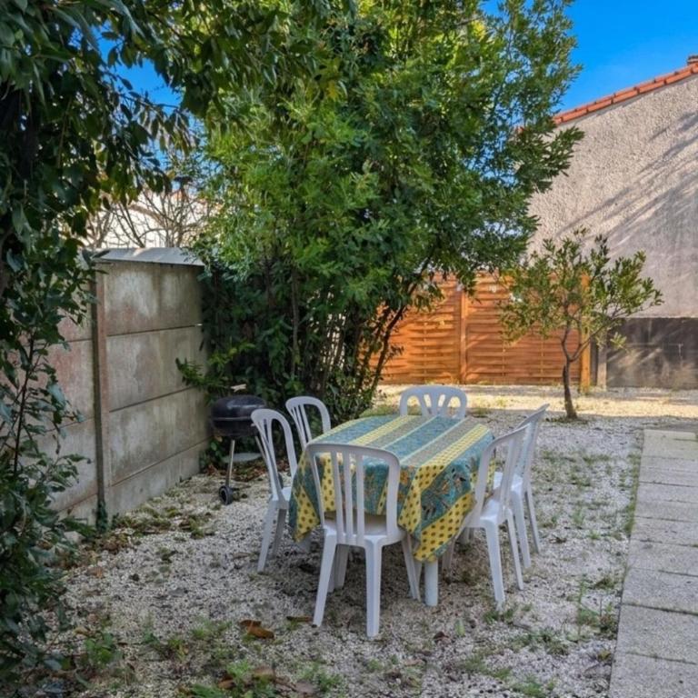 Large 200m Beach House for 14 Guests - Vacation Home - 35