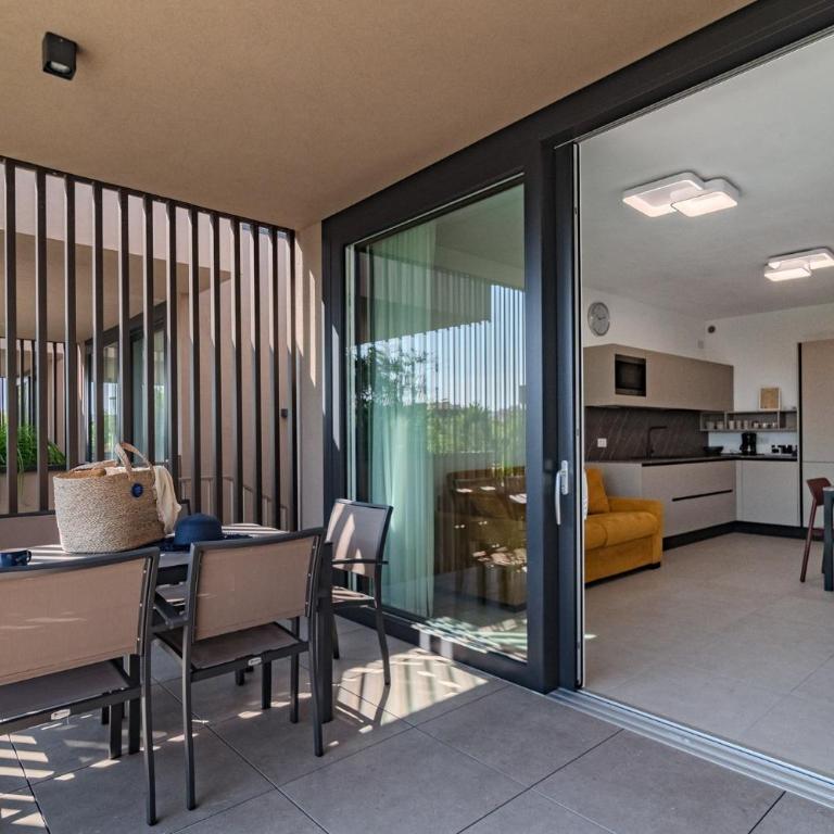 Sun Village Residence con Piscina - Piazza Aurora - Adria Holiday Jesolo - FAMILY APARTMENTS - Appartamento con 2 Camere da Letto e Vista Piscina - 37