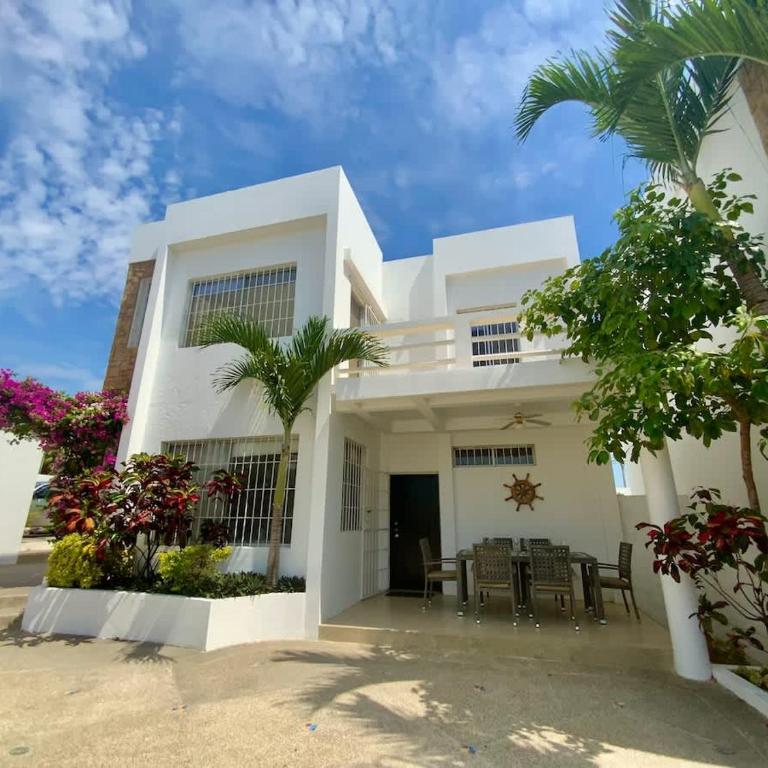 Gorgeous Beach house 3BD Pool and BBQ - Vacation Home - 2