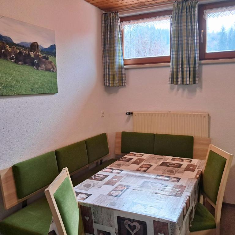 Bauernhof Finkel - Ferienwohnungen mit Balkon - Bergsicht - Traktor mitfahren - Tiere streicheln - entspannter Familienurlaub - zentrale Lage nahe Oberstdorf - Apartment mit 1 Schlafzimmer und Balkon - 9