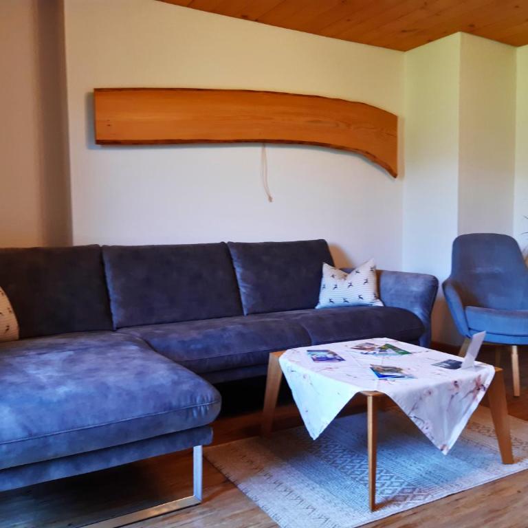 Bauernhof Finkel - Ferienwohnungen mit Balkon - Bergsicht - Traktor mitfahren - Tiere streicheln - entspannter Familienurlaub - zentrale Lage nahe Oberstdorf - Apartment mit 2 Schlafzimmern und Balkon - 4