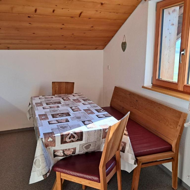 Bauernhof Finkel - Ferienwohnungen mit Balkon - Bergsicht - Traktor mitfahren - Tiere streicheln - entspannter Familienurlaub - zentrale Lage nahe Oberstdorf - Apartment mit 2 Schlafzimmern und Balkon - 9