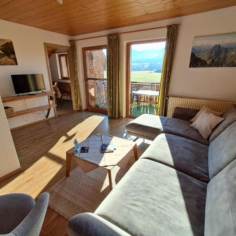 Bauernhof Finkel - Ferienwohnungen mit Balkon - Bergsicht - Traktor mitfahren - Tiere streicheln - entspannter Familienurlaub - zentrale Lage nahe Oberstdorf - Apartment mit 2 Schlafzimmern und Balkon - 6
