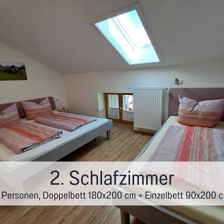 Bauernhof Finkel - Ferienwohnungen mit Balkon - Bergsicht - Traktor mitfahren - Tiere streicheln - entspannter Familienurlaub - zentrale Lage nahe Oberstdorf - Apartment mit 2 Schlafzimmern und Balkon - 13