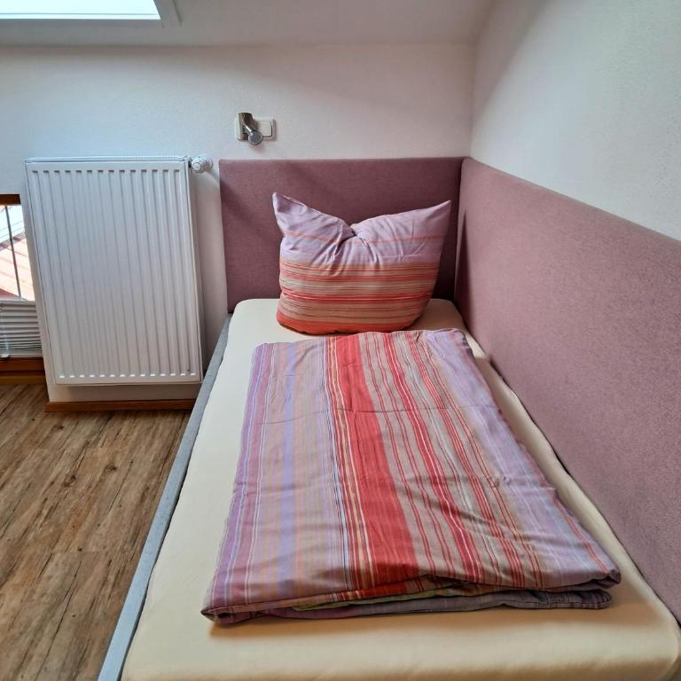 Bauernhof Finkel - Ferienwohnungen mit Balkon - Bergsicht - Traktor mitfahren - Tiere streicheln - entspannter Familienurlaub - zentrale Lage nahe Oberstdorf - Apartment mit 2 Schlafzimmern und Balkon - 15