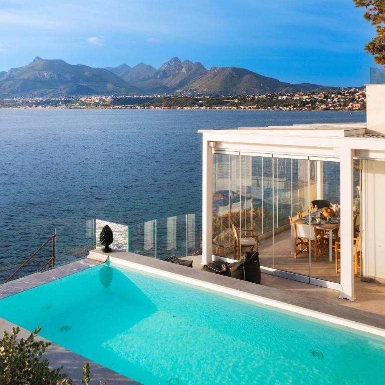 Design house with pool & direct access to the sea - Villa - 1