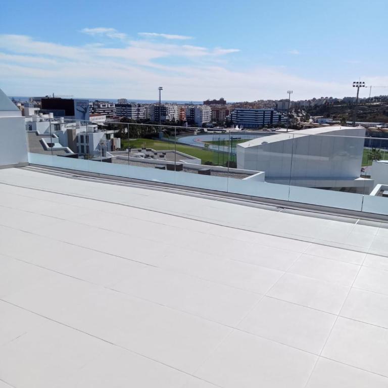 Atico luminoso con gran terraza-Estepona - Apartamento de 3 dormitorios - 1