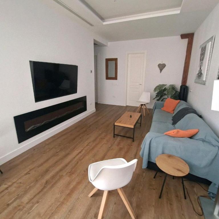 Spacious 6 Bedroom Luxury Apartment Downtown - Room #1660986801 - 3
