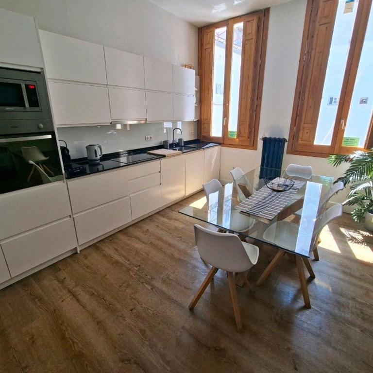 Spacious 6 Bedroom Luxury Apartment Downtown - Room #1660986801 - 4