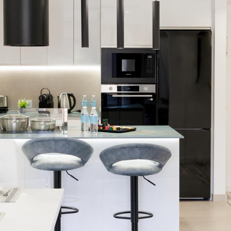 MARBELLA BANUS SUITES - Newly Renovated Premium 2BR-2BA Apartment - Steps to the Beach & El Corte Ing Luxury Shoop - Balcony with Pool Views - Prime Puerto Banús Location - Ideal for Families - Marina Banús IV Complex - Two-Bedroom Apartment with Pool View - 19