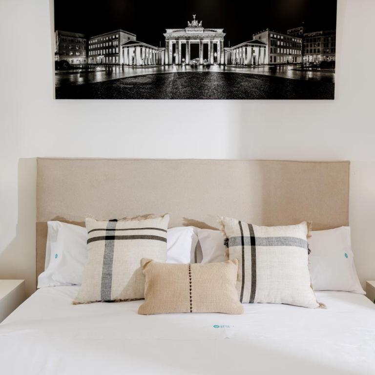 MARBELLA BANUS SUITES - Newly Renovated Premium 2BR-2BA Apartment - Steps to the Beach & El Corte Ing Luxury Shoop - Balcony with Pool Views - Prime Puerto Banús Location - Ideal for Families - Marina Banús IV Complex - Two-Bedroom Apartment with Pool View - 31