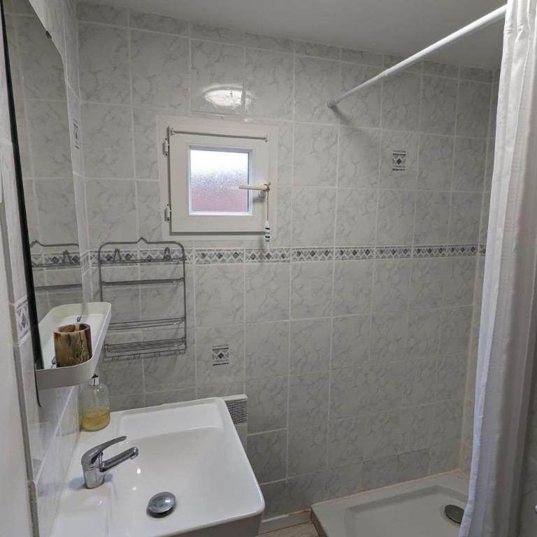 Charming chalet just steps from the sea - Chalet - 10