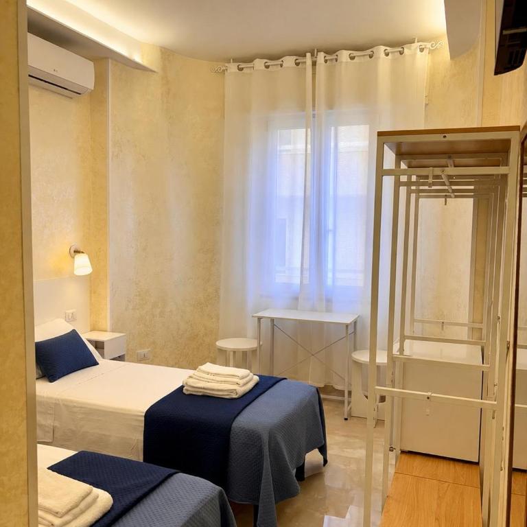 Le Rondini sul Mare Rooms - Camera Matrimoniale/Doppia con Letti Singoli con Vista Mare Laterale - 1