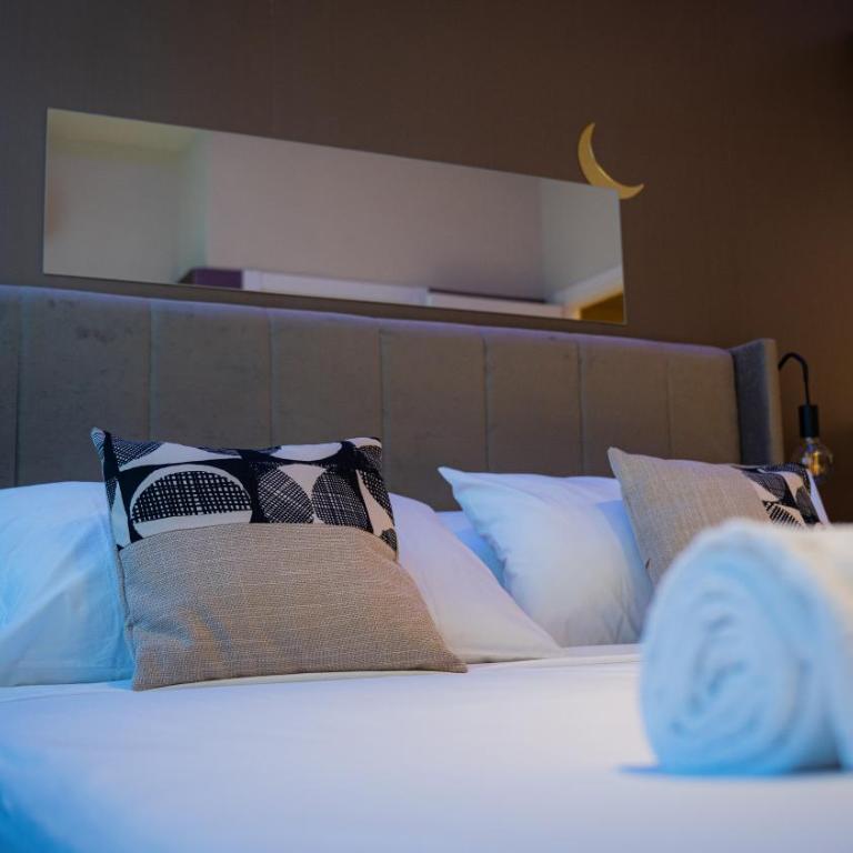 Moon Rooms By Celeste Rooms - Deluxe Queen Room - 8