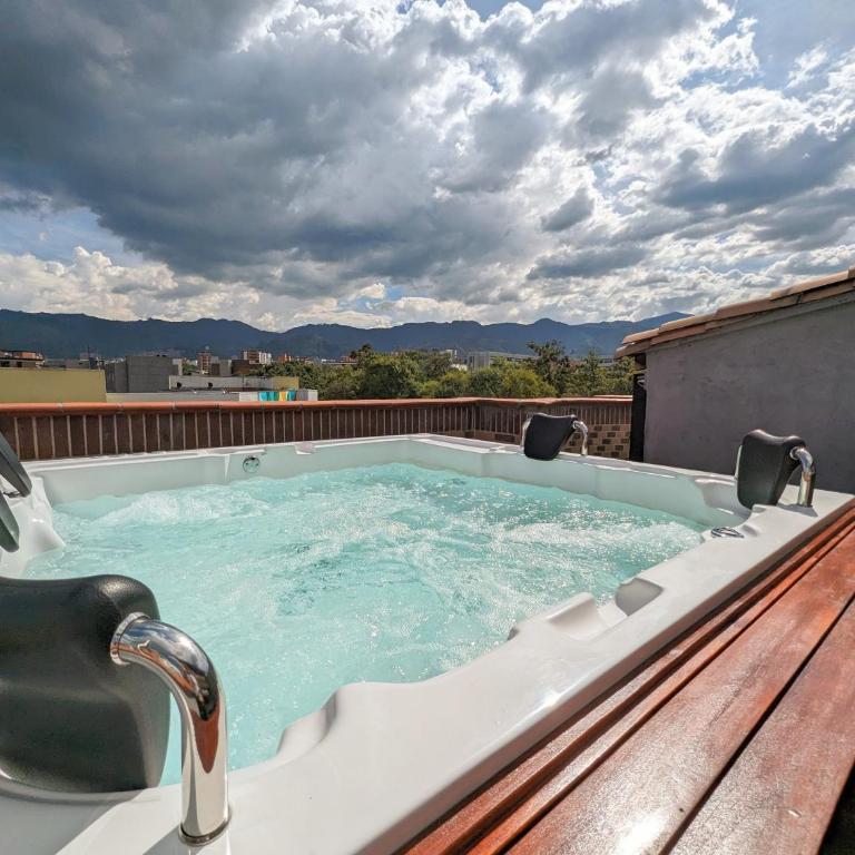 Welcome to Medellin! - Rooftop - Jacuzzi - Wifi - Laureles - Estadio - Superior Studio - 15