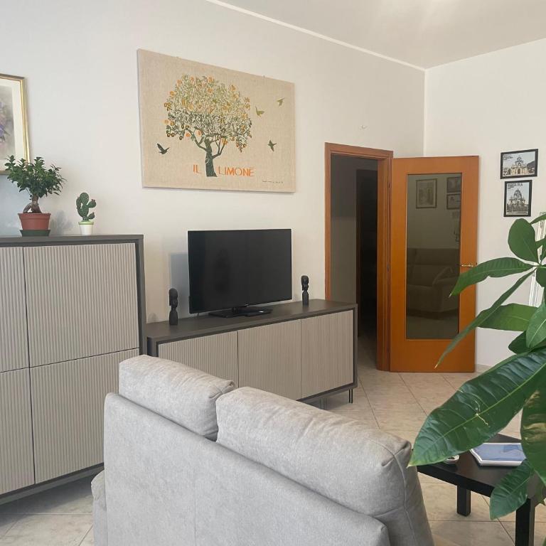 CASA BUONARROTI, comoda, pochi passi da spiaggia e centro - Apartamento de 2 dormitorios - 2