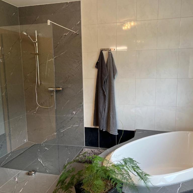 Großzügige Wohlfühl-Ferienwohnung - Apartment mit 3 Schlafzimmern und Bergblick - 11