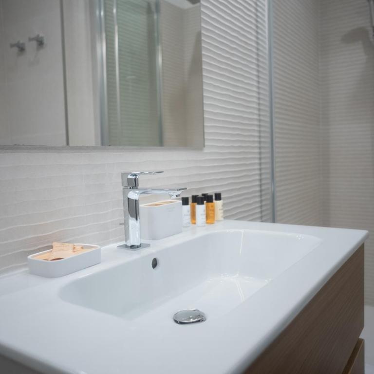 Nerea Suites - Camera Matrimoniale Deluxe con Balcone - 20