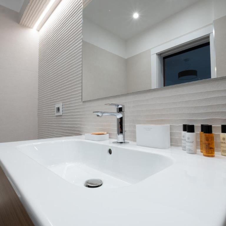 Nerea Suites - Camera Matrimoniale Deluxe con Balcone - 21