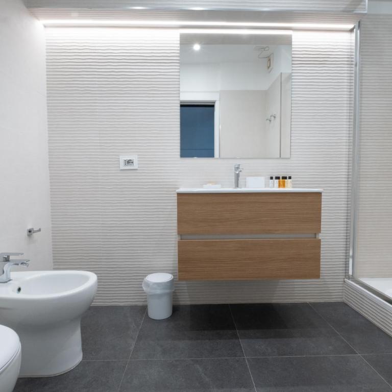 Nerea Suites - Camera Matrimoniale Deluxe con Balcone - 17