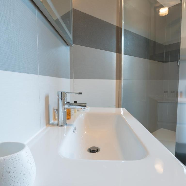 Nerea Suites - Camera Matrimoniale Deluxe con Balcone - 44