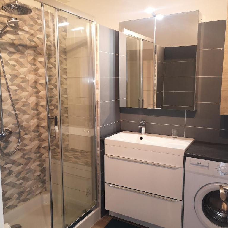 3 rooms with balcony and parking 3 min from the sea - Appartement 2 Chambres - 10