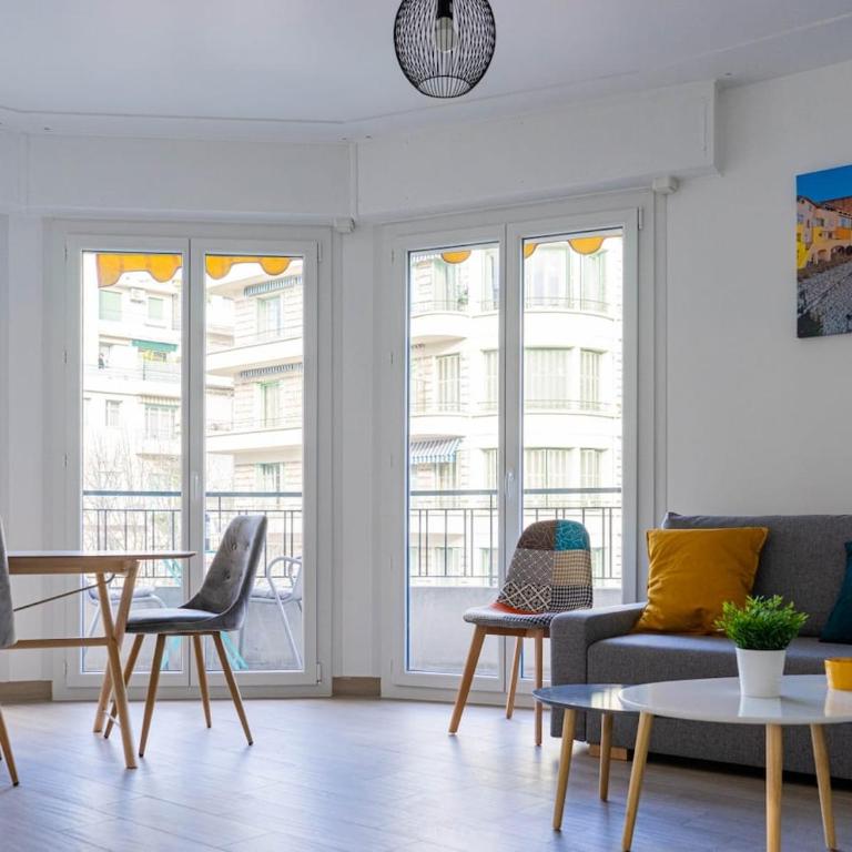 3 rooms with balcony and parking 3 min from the sea - Appartement 2 Chambres - 11