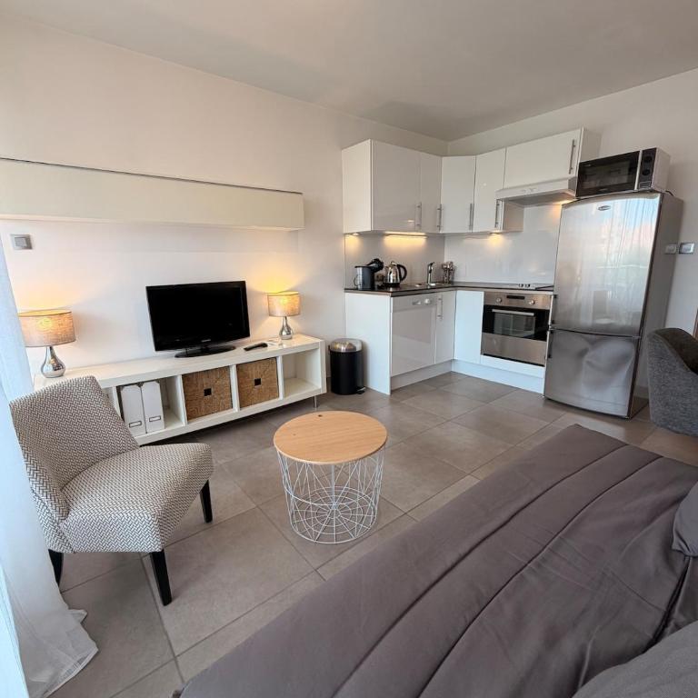 L Ecrin Lumineux, piscine, Clim et parking à 100 m de la mer - LaConciergerieByNina - Appartement 1 Chambre - 1