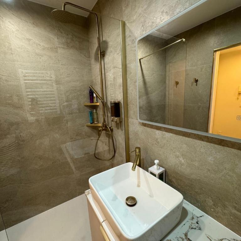 French Riviera Chic Cocoon - pool, beach, parking - Apartment mit 1 Schlafzimmer - 2