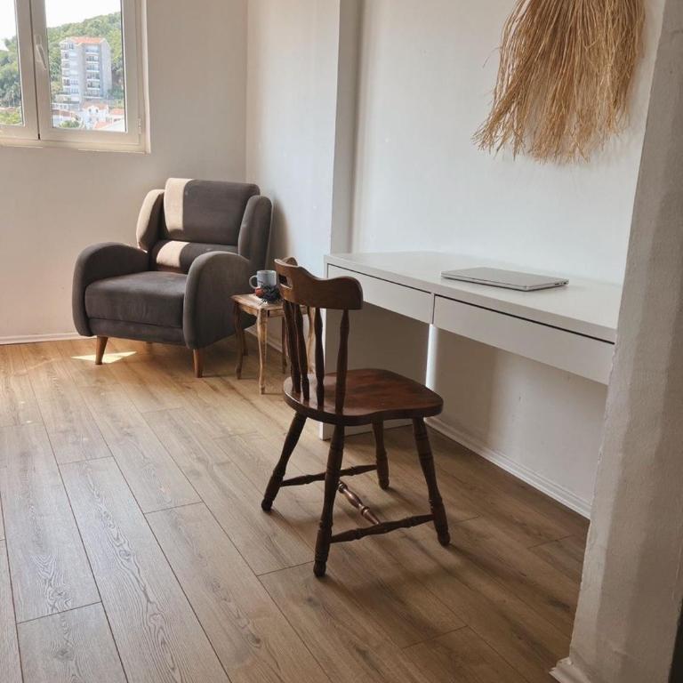 Homey 2-Level Apt with Piano, Workspace & Terraces - One-Bedroom Apartment - 5