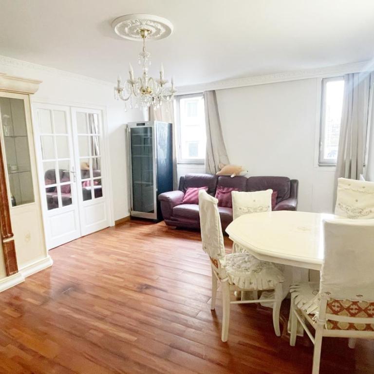 Cozy Home 19 - Three-Bedroom Apartment - 1