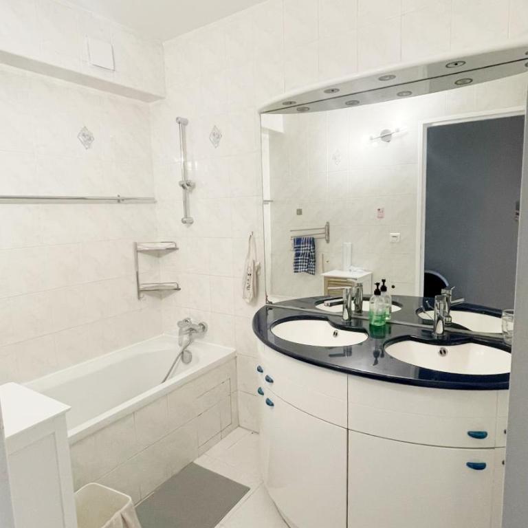 Cozy Home 19 - Three-Bedroom Apartment - 4