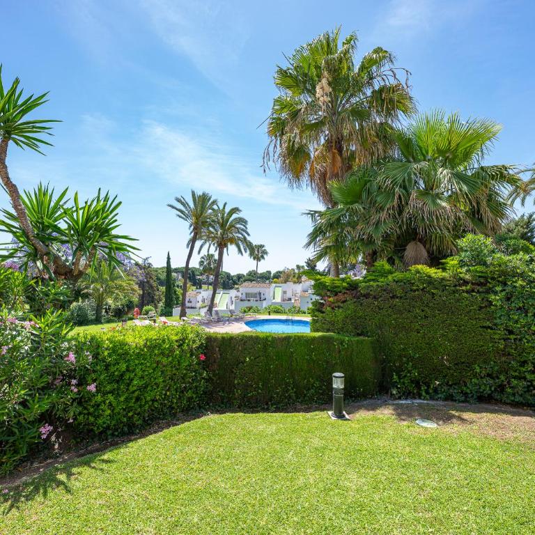 GOLF TOWN HOUSE IN ALOHA WITH POOL&GARDEN, Marbella - Vacation Home - 2