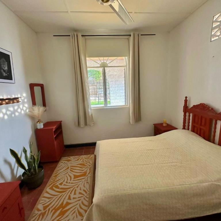 Templo Verde Eco hostal - Habitación con cama extragrande y vistas al jardín - 7